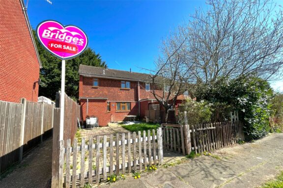 Wildfield Close Image