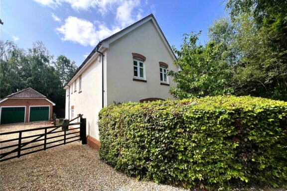 Farleigh Wallop Drive Image