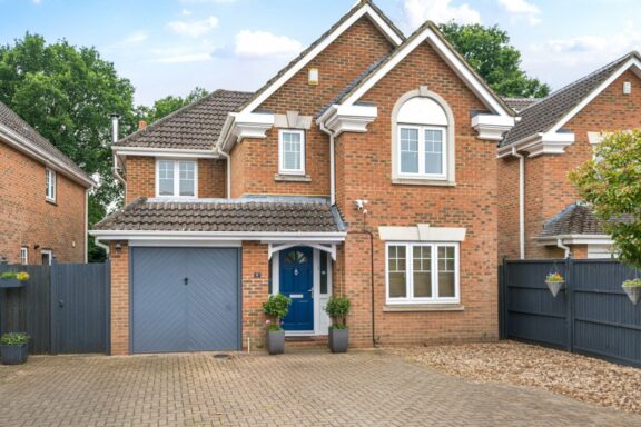 Waterloo Close Image