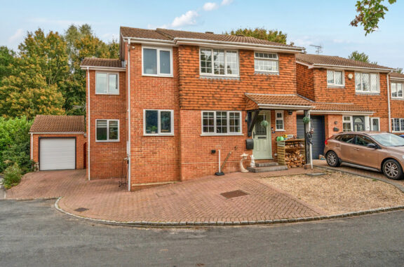 Dovedale Close Image